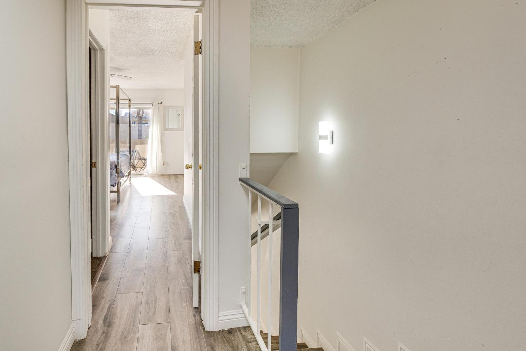 Los Angeles Townhome Off-Street Parking And Balcony Exterior photo