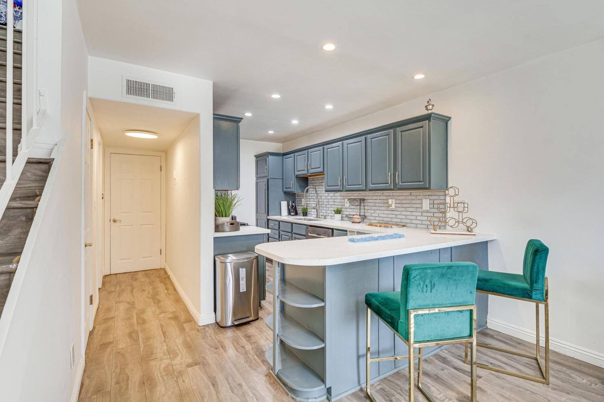 Los Angeles Townhome Off-Street Parking And Balcony Exterior photo