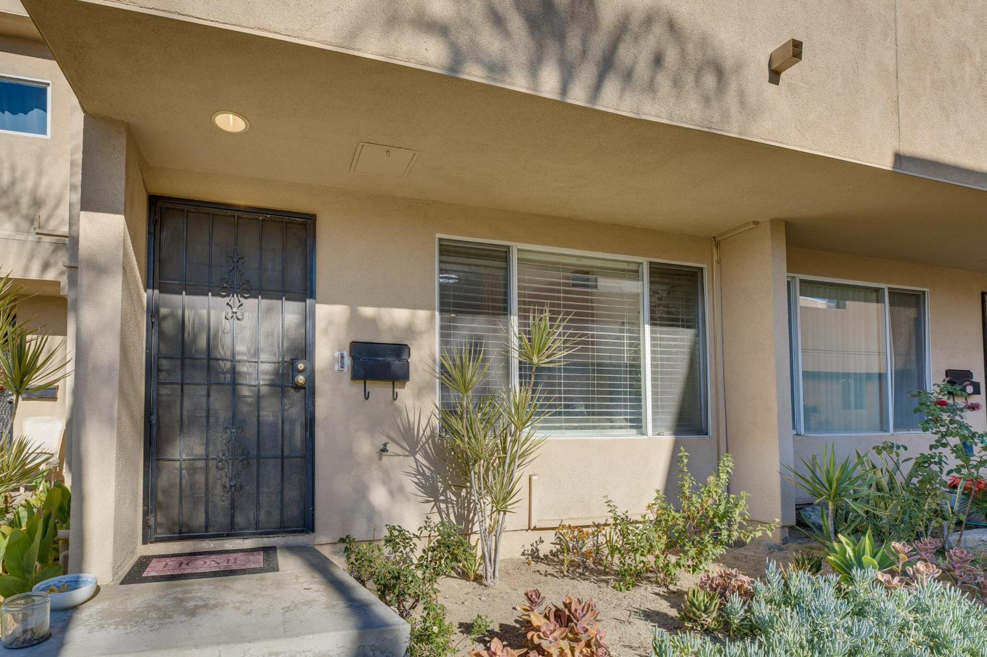 Los Angeles Townhome Off-Street Parking And Balcony Exterior photo