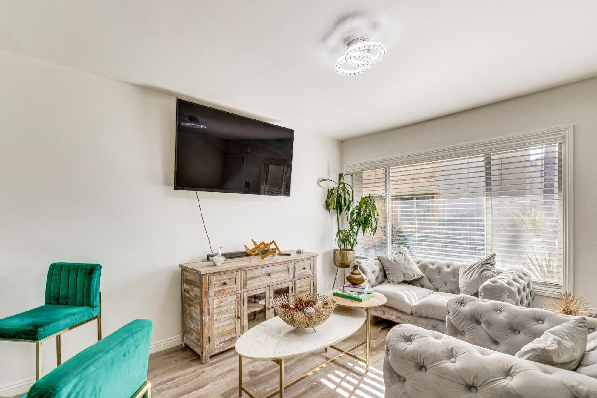 Los Angeles Townhome Off-Street Parking And Balcony Exterior photo